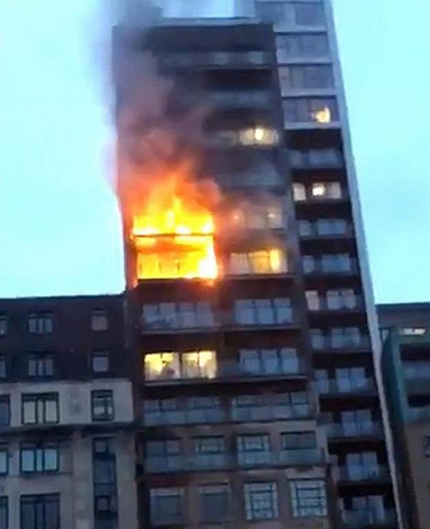 Συναγερμός στη Βρετανία: Τεράστια πυρκαγιά σε εννιαόροφο κτήριο στο Μάντσετσερ (Pics+Vids)