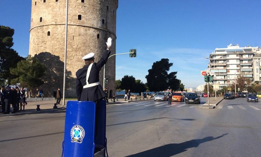 Θεσσαλονίκη: Ο τροχονόμος επέστρεψε με το βαρέλι του στον Λευκό Πύργο (pics&vid)