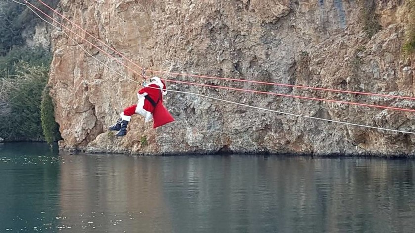 Παραμονή Πρωτοχρονιάς - Κρήτη: Κι όμως ο Άγιος Βασίλης ήρθε από... ψηλά! Δείτε εικόνες