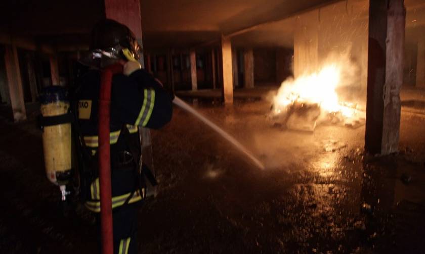 Φωτιά ΤΩΡΑ- Αττική: Στις φλόγες υπόγειο στη Νέα Χαλκηδόνα