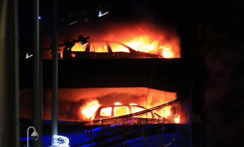 Βρετανία: Τεράστια πυρκαγιά σε πολυώροφο πάρκινγκ στο Λίβερπουλ - Στις φλόγες εκατοντάδες αυτοκίνητα