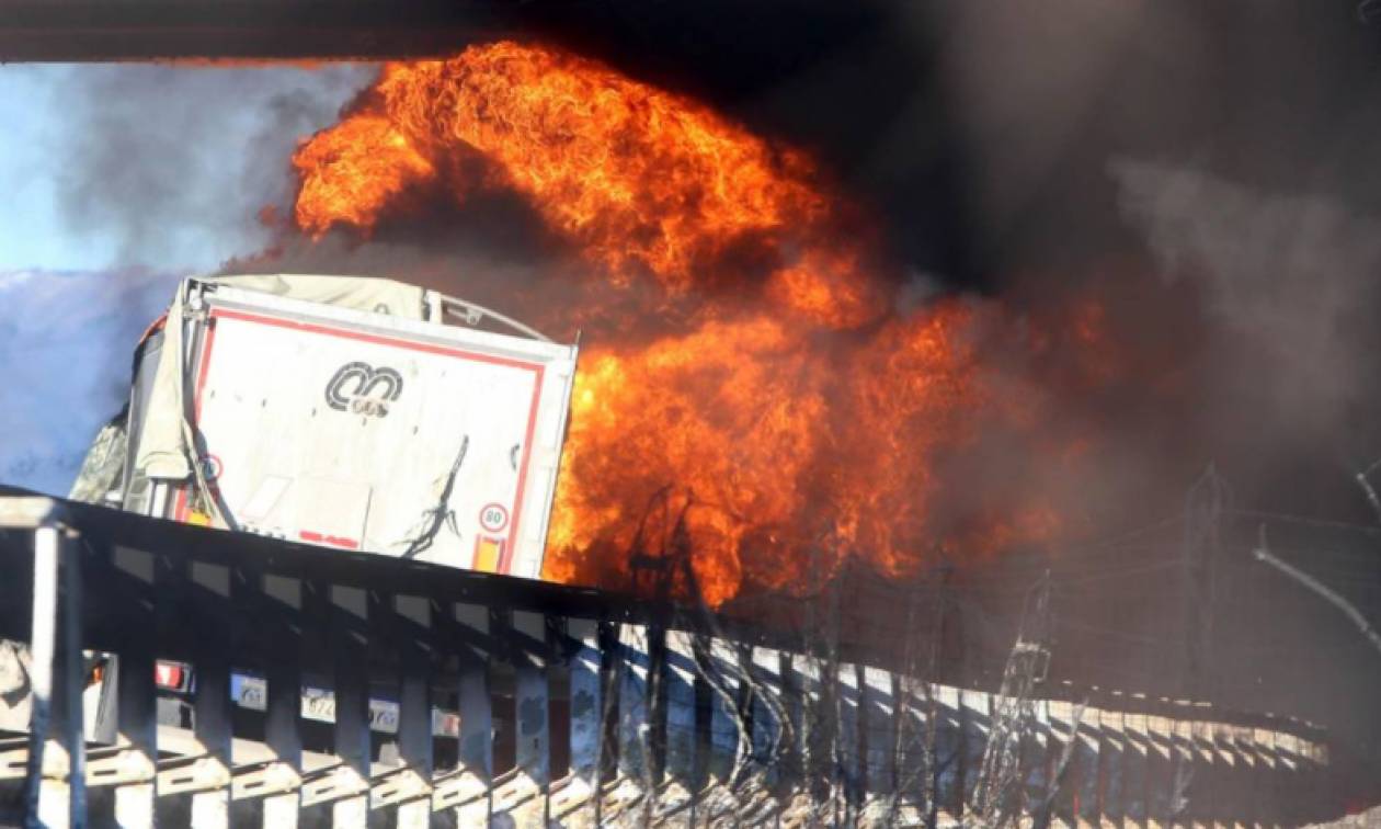 Έκρηξη βυτιοφόρου σε αυτοκινητόδρομο στην Ιταλία – Δύο παιδιά ανάμεσα στους έξι νεκρούς (Pics+Vids)