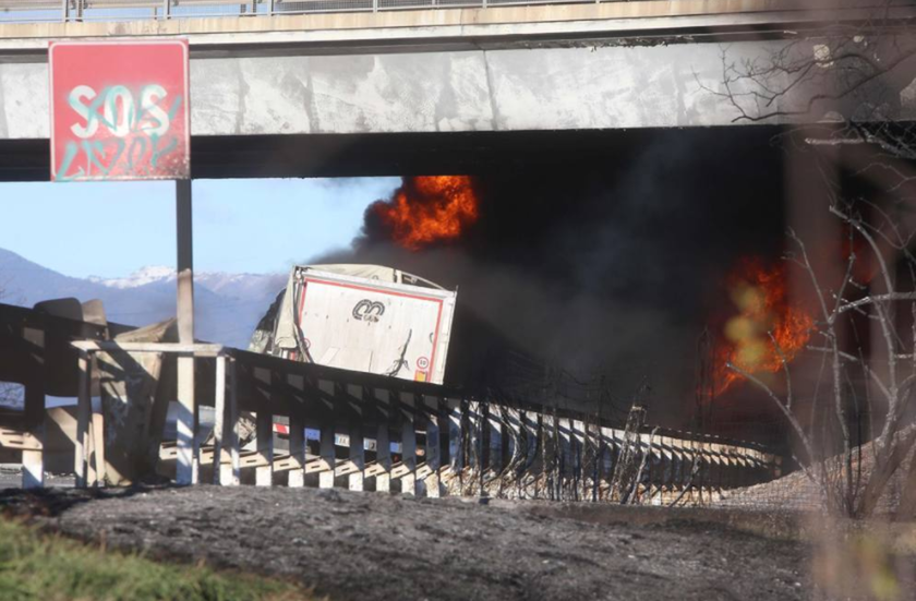 ΕΚΤΑΚΤΟ: Έκρηξη βυτιοφόρου σε αυτοκινητόδρομο στην Ιταλία – Δύο παιδιά ανάμεσα στους έξι νεκρούς