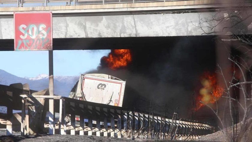 ΕΚΤΑΚΤΟ: Έκρηξη βυτιοφόρου σε αυτοκινητόδρομο στην Ιταλία – Δύο παιδιά ανάμεσα στους έξι νεκρούς