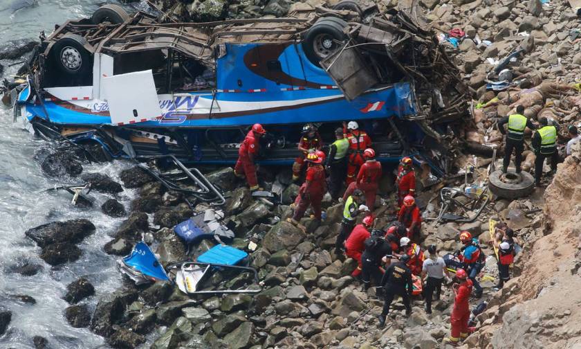 Τραγωδία στο Περού: Τουλάχιστον 25 νεκροί από πτώση λεωφορείου στη «Χαράδρα του Διαβόλου» (Pics+Vid)