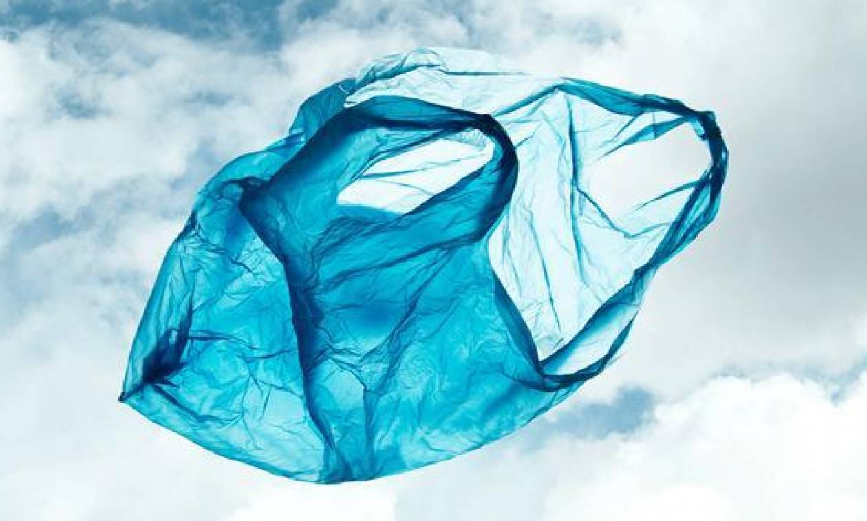 Σκόπελος: Χαμός μεταξύ ψαρά και ελεγκτών για τις πλαστικές σακούλες