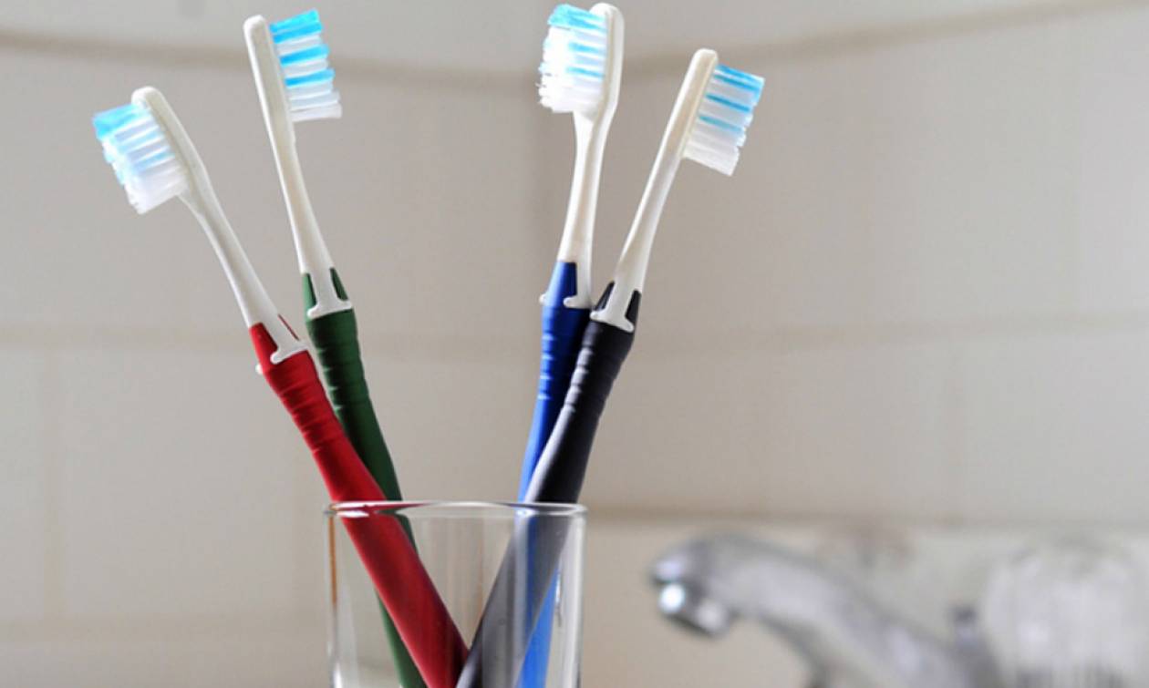 Οδοντόβουρτσα: Κάθε πότε πρέπει να την αλλάζουμε