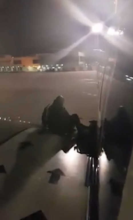 Απίστευτο βίντεο: Άναυδοι οι αεροσυνοδοί - Επιβάτης πτήσης βγήκε στο φτερό του αεροσκάφους για να…