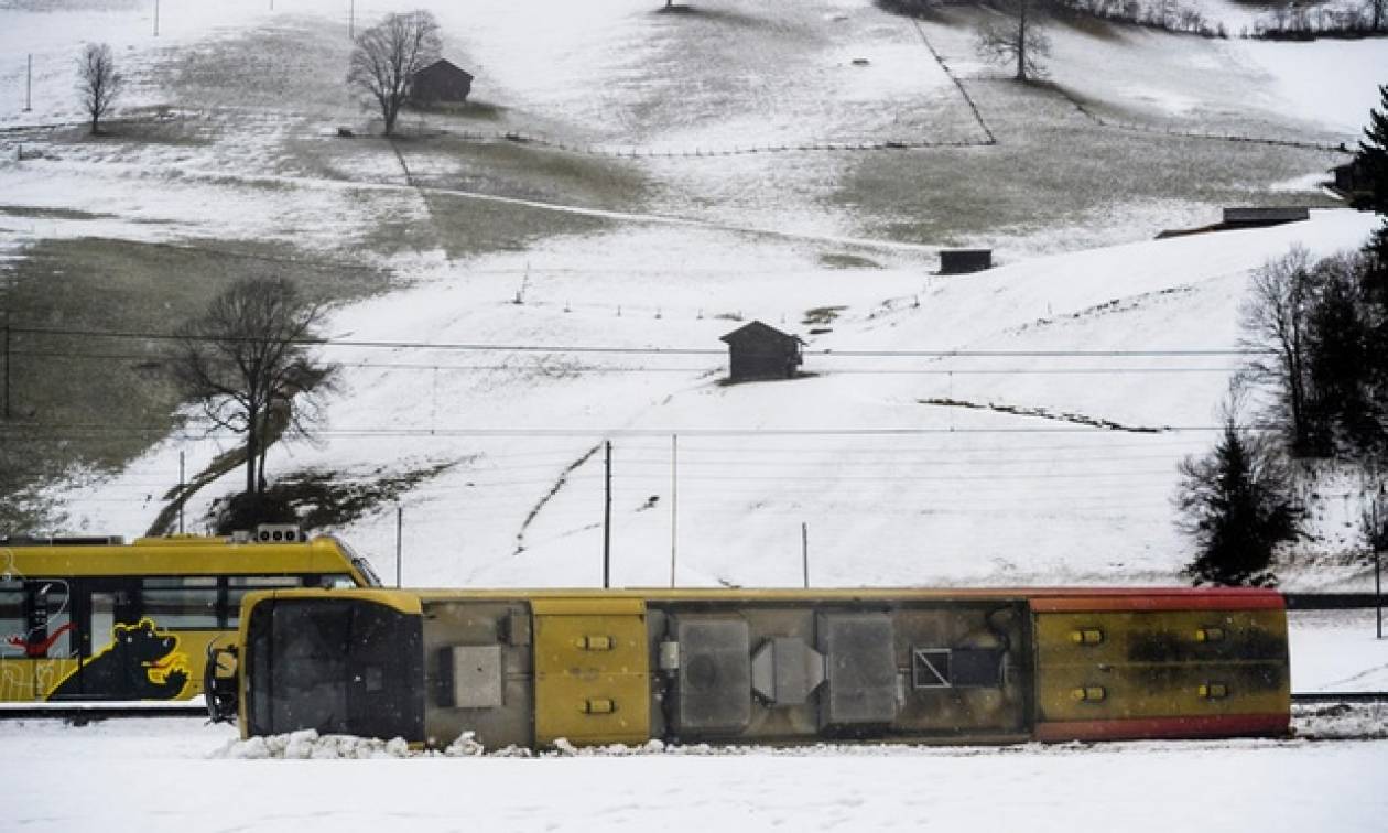 Θυελλώδεις άνεμοι χτυπούν αλύπητα την Ελβετία: Η καταιγίδα εκτροχίασε τρένο - Δείτε φωτογραφίες