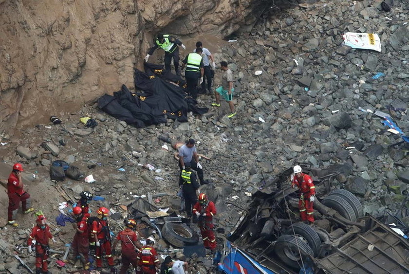 Τραγωδία στο Περού: Στους 51 αυξήθηκαν οι νεκροί από την πτώση λεωφορείου σε γκρεμό (pics+vid)