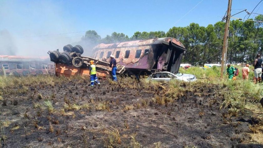 Νότια Αφρική: Τραγικό σιδηροδρομικό δυστύχημα - 14 νεκροί (pics)