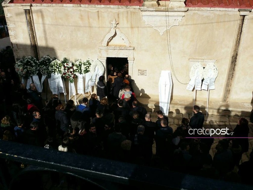 Κρήτη - Θρήνος στην κηδεία του Χρήστου που σκοτώθηκε στο πολύνεκρο τροχαίο (pics)