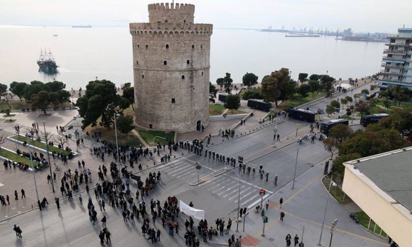 Θεσσαλονίκη: Συλλαλητήριο για την ονομασία των Σκοπίων – Μαζεύουν υπογραφές για τον όρο «Μακεδονία»