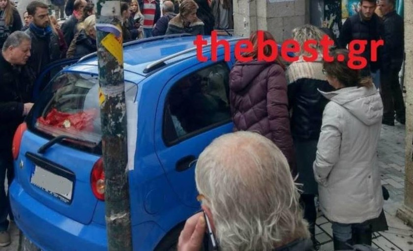 Σοκ στην Πάτρα – Λύθηκε το χειρόφρενο αυτοκινήτου ενώ επέβαιναν δύο παιδιά (pics)