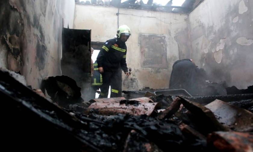 Φωτιά - Λαμία: Στις φλόγες σπίτι ηλικιωμένης (pics)