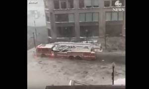 Απίστευτο βίντεο: Πυροσβεστικό όχημα «πλέει» στα παγωμένα νερά στο κέντρο της Βοστόνης