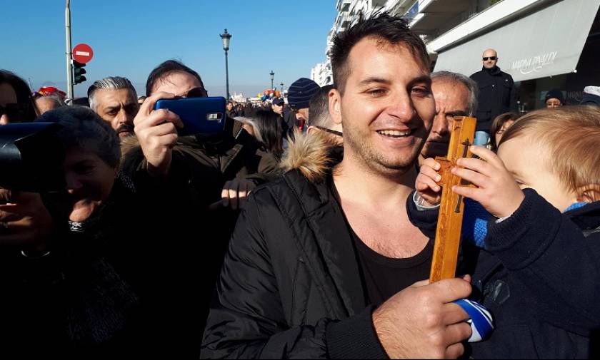 Θεσσαλονίκη: 28χρονος αστυνομικός ο τυχερός που έπιασε τον Σταυρό (pics&vid)