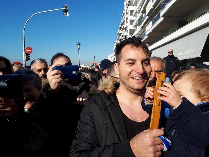 Θεσσαλονίκη: 28χρονος αστυνομικός ο τυχερός που έπιασε τον Σταυρό (pics&vid)