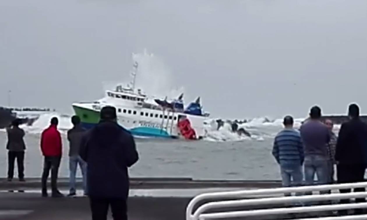 Πανικός στην Πορτογαλία: Πλοίο με 70 επιβάτες προσέκρουσε σε βράχια