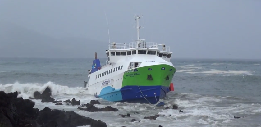Πανικός στην Πορτογαλία: Πλοίο με 70 επιβάτες προσέκρουσε σε βράχια 