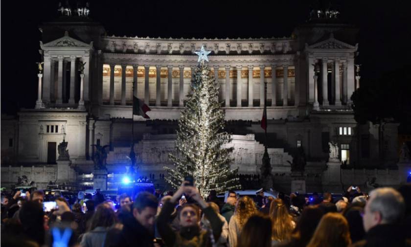 Οι Ιταλοί έχουν χιούμορ: Το μαδημένο χριστουγεννιάτικο δέντρο της Ρώμης μόνιμο έκθεμα σε μουσείο