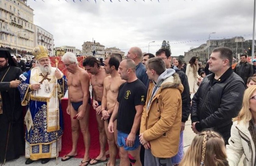 Θεοφάνεια – Κέρκυρα: 23 άνδρες και γυναίκες βούτηξαν στα νερά του Ιονίου για να πιάσουν τον Σταυρό
