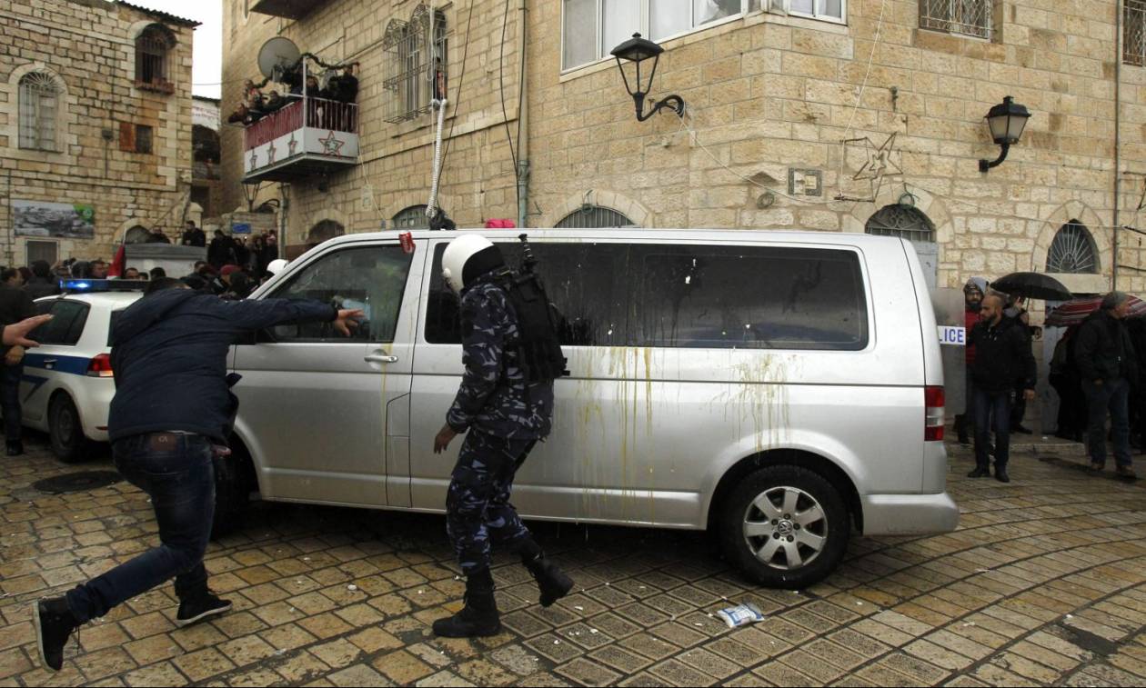 Επίθεση με πέτρες στο αυτοκίνητο του Πατριάρχη Ιεροσολύμων - Καρέ-καρέ η στιγμή της επίθεσης (Vid)