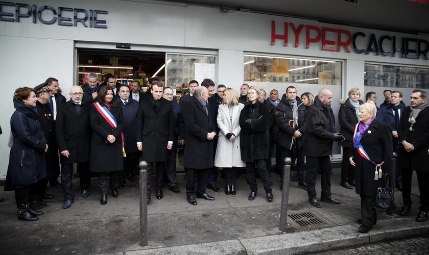 Τρία χρόνια μετά την τρομοκρατική επίθεση η Γαλλία τιμά τα θύματα του Charlie Hebdo (pics)
