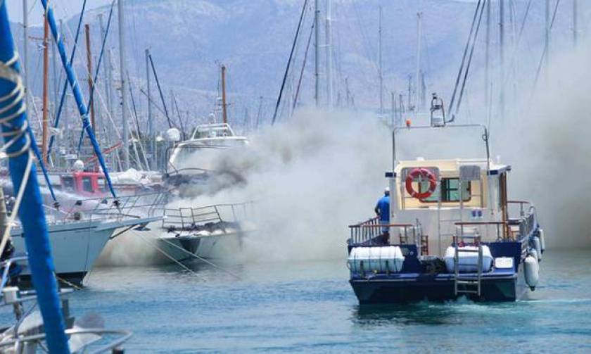 Φωτιά ΤΩΡΑ: Στις φλόγες σκάφος στον Άλιμο