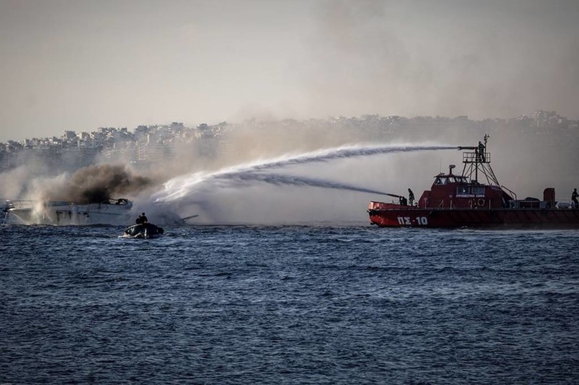 Υπό έλεγχο η πυρκαγιά σε σκάφος στον Άλιμο (pics)