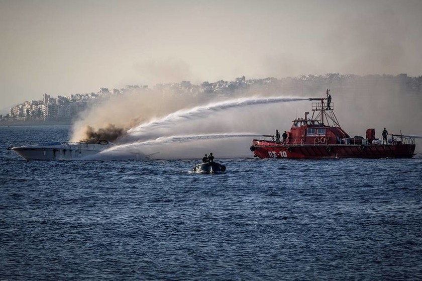 Υπό έλεγχο η πυρκαγιά σε σκάφος στον Άλιμο (pics)