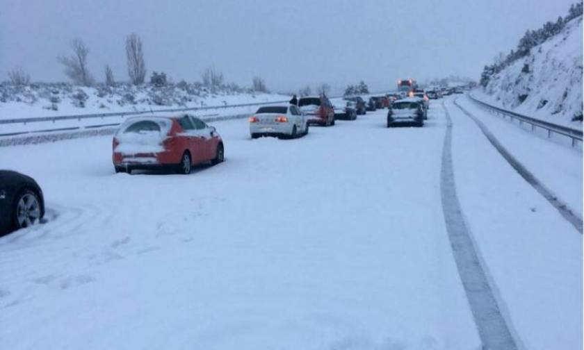 Χάος στην Ισπανία: 4.000 οδηγοί εγκλωβίστηκαν έξω από την Μαδρίτη λόγω του σφοδρού χιονιά