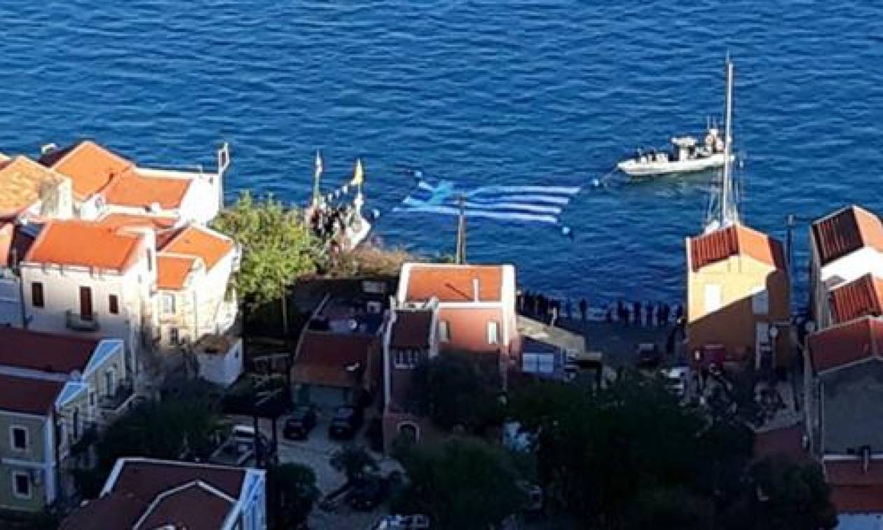 Καστελόριζο: Η μεγαλύτερη υποβρύχια ελληνική σημαία από τους καταδρομείς μας