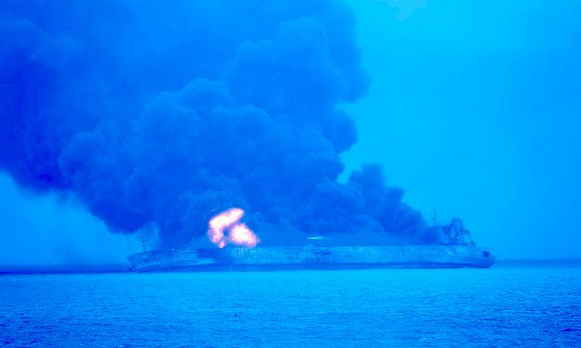 Κίνα: Παραμένει στις φλόγες το ιρανικό δεξαμενόπλοιο που συγκρούστηκε με κινεζικό φορτηγό πλοίο
