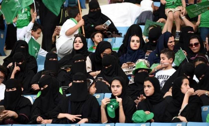 Έπεσε κι αυτό το κάστρο: Οι γυναίκες στη Σαουδική Αραβία μπορούν πλέον να παρακολουθούν ποδόσφαιρο