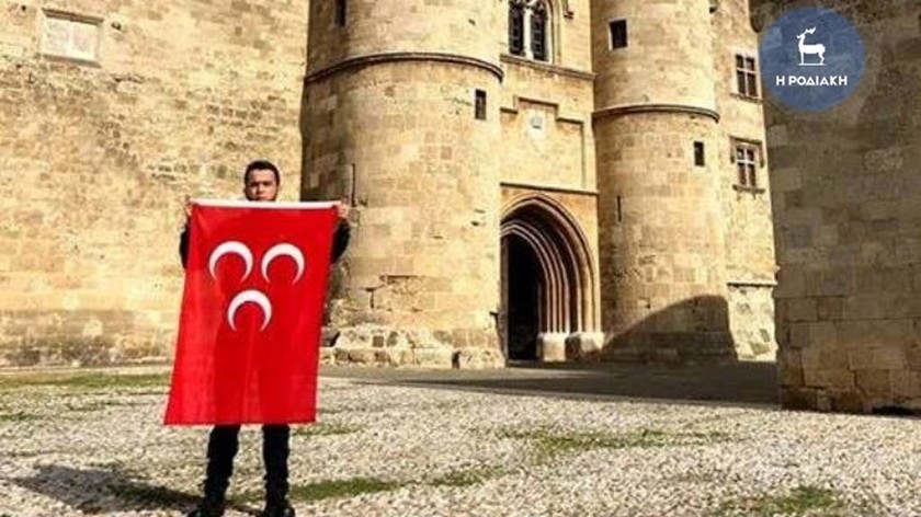 Απαράδεκτη πρόκληση στην Ρόδο: Φωτογραφήθηκε στο Καστέλλο με την τουρκική σημαία! (pics)