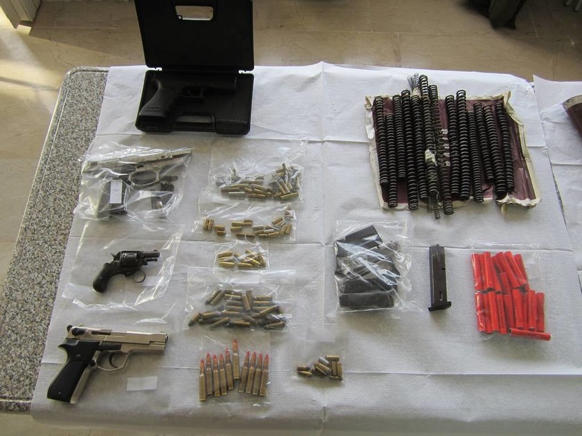 Πάτρα: Εντοπίστηκαν δύο εργαστήρια κατασκευής όπλων - Δύο συλλήψεις (pics&vid)