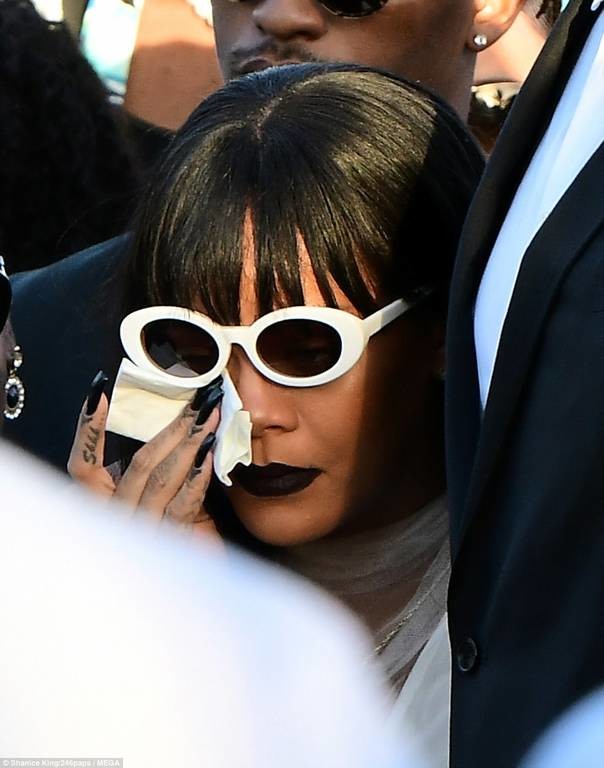 Συντετριμμένη η Rihanna στην κηδεία του ξαδέρφου της (pics+vid)