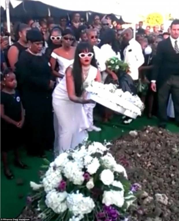 Συντετριμμένη η Rihanna στην κηδεία του ξαδέρφου της (pics+vid)