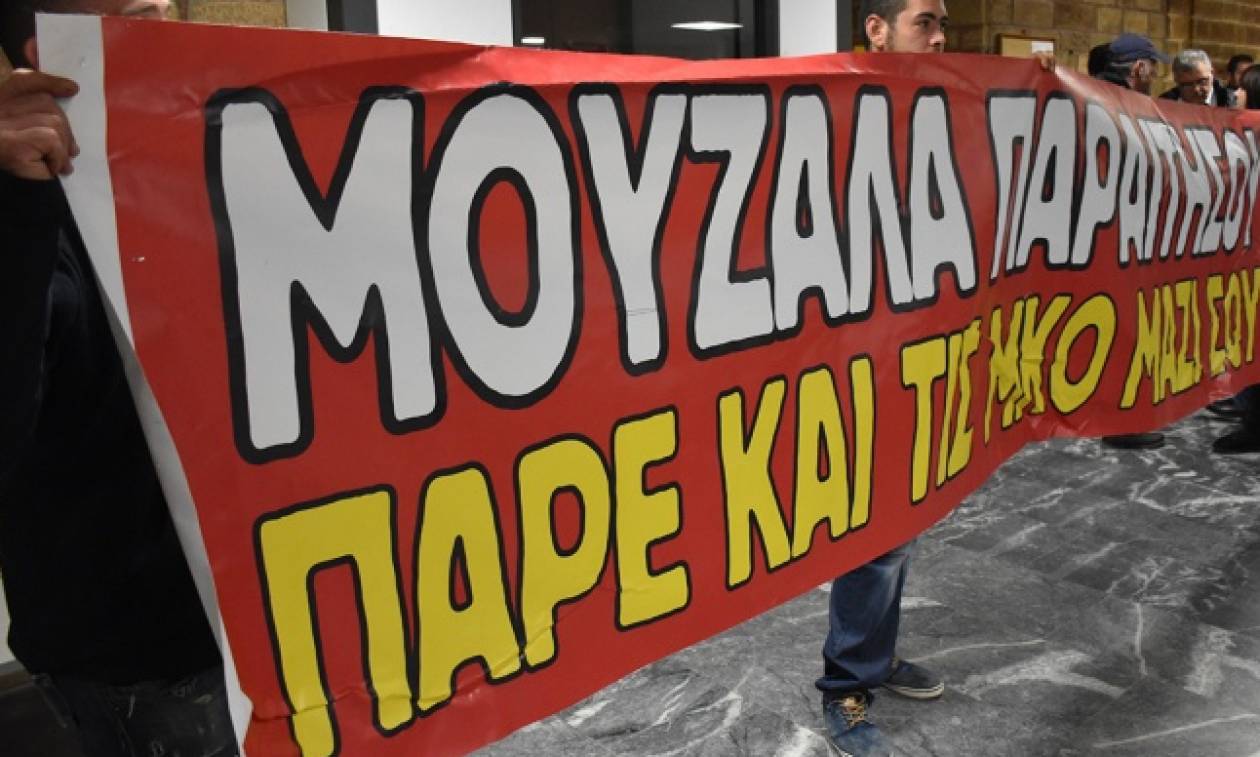 Χαμός στη Χίο: Φυγάδευσαν τον Μουζάλα – Άγριο κράξιμο από τους κατοίκους (vid)