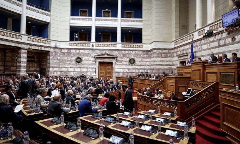 Βουλή - Πολυνομοσχέδιο: Χαμός ματαξύ βουλευτών ΣΥΡΙΖΑ-ΚΚΕ για την εισβολή του ΠΑΜΕ
