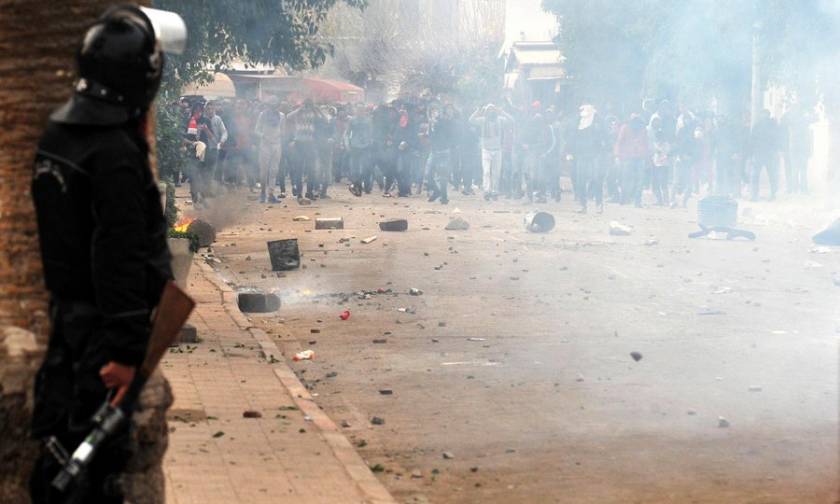 Χάος στην Τυνησία: Ο στρατός στους δρόμους – Στις φλόγες δημόσια κτήρια - 300 συλλήψεις διαδηλωτών
