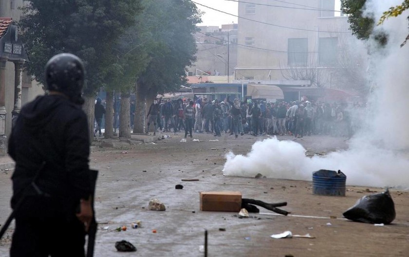 Χάος στην Τυνησία: Ο στρατός στους δρόμους – Στις φλόγες δημόσια κτήρια - 300 συλλήψεις διαδηλωτών 
