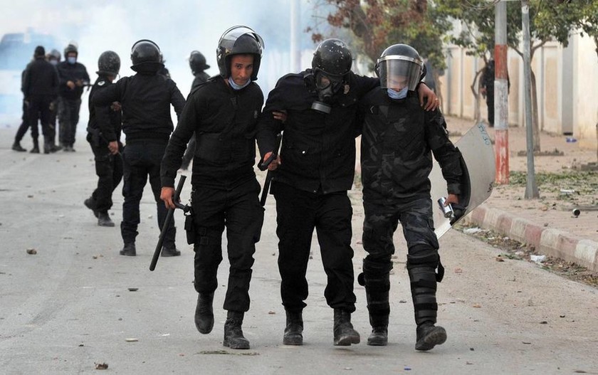 Χάος στην Τυνησία: Ο στρατός στους δρόμους – Στις φλόγες δημόσια κτήρια - 300 συλλήψεις διαδηλωτών 
