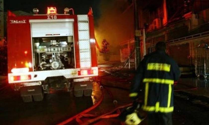 Φωτιά ΤΩΡΑ: Στις φλόγες κτήριο στη Σαλαμίνα