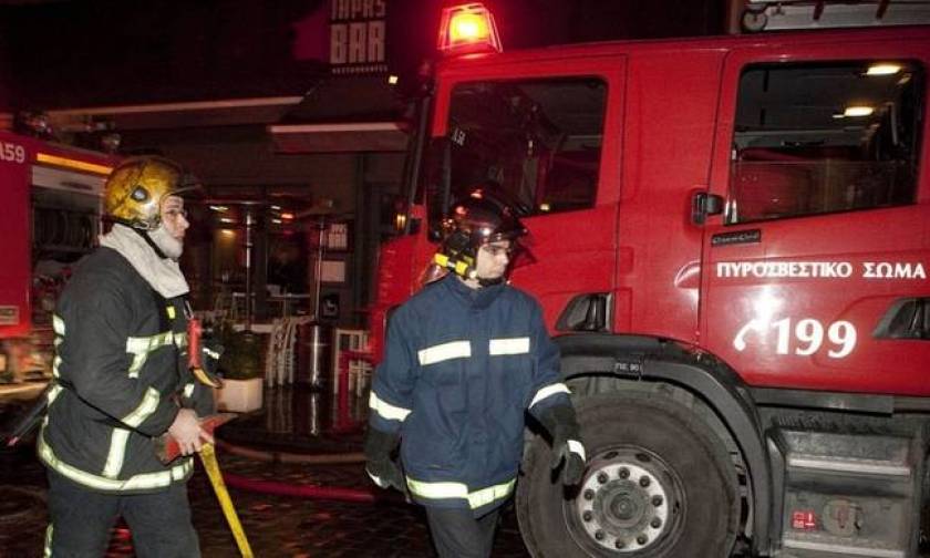 Τραγωδία στη Σαλαμίνα από φωτιά σε κτήριο - Νεκρή εντοπίστηκε μια 57χρονη