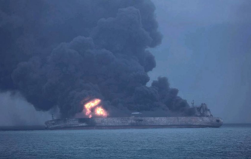 Κίνα: Συνεχίζονται οι εκρήξεις στο ιρανικό δεξαμενόπλοιο - Φόβοι ότι θα βυθιστεί (pics)