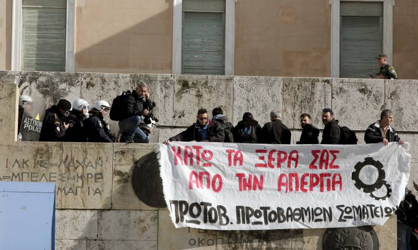 Πεδίο μάχης το κέντρο της Αθήνας: Διαδηλωτές επιχείρησαν να εισβάλουν στη Βουλή (pics)
