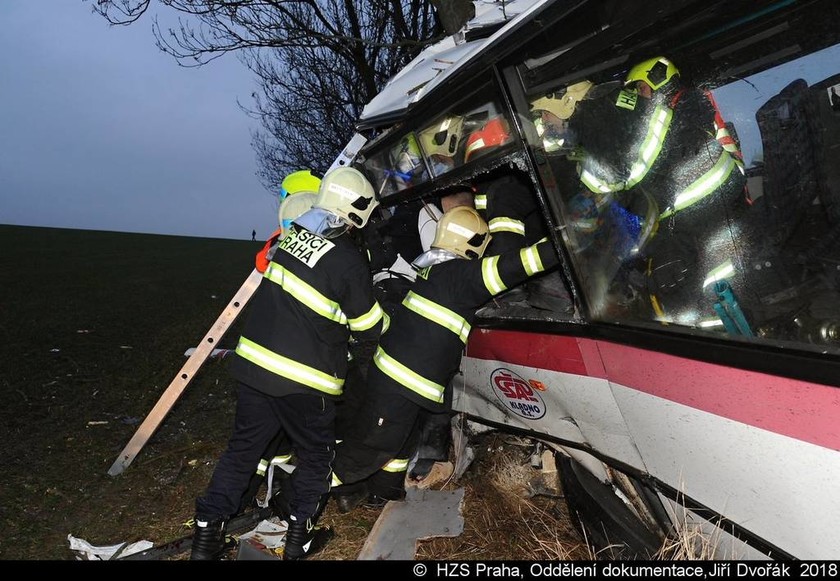Τραγωδία στην Τσεχία: Φονικό τροχαίο με τουλάχιστον τρεις νεκρούς και 30 τραυματίες (Pics)
