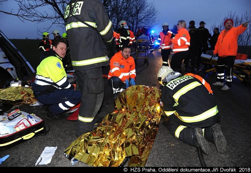 Τραγωδία στην Τσεχία: Φονικό τροχαίο με τουλάχιστον τρεις νεκρούς και 30 τραυματίες (Pics)